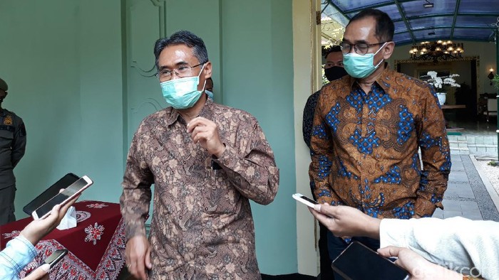 Rektor UGM Prof Panut Mulyono di kantor Gubernur DIY, Senin (12/10/2020).