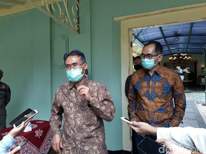 Rektor UGM Prof Panut Mulyono di kantor Gubernur DIY, Senin (12/10/2020).
