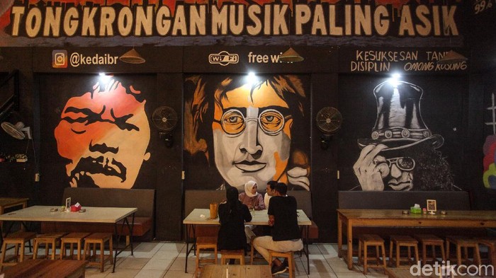 Salah satu pusat tongkrongan kekinian di kawasan Gunawarman, Jakarta, ikut menerapkan protokol kesehatan di era new normal.