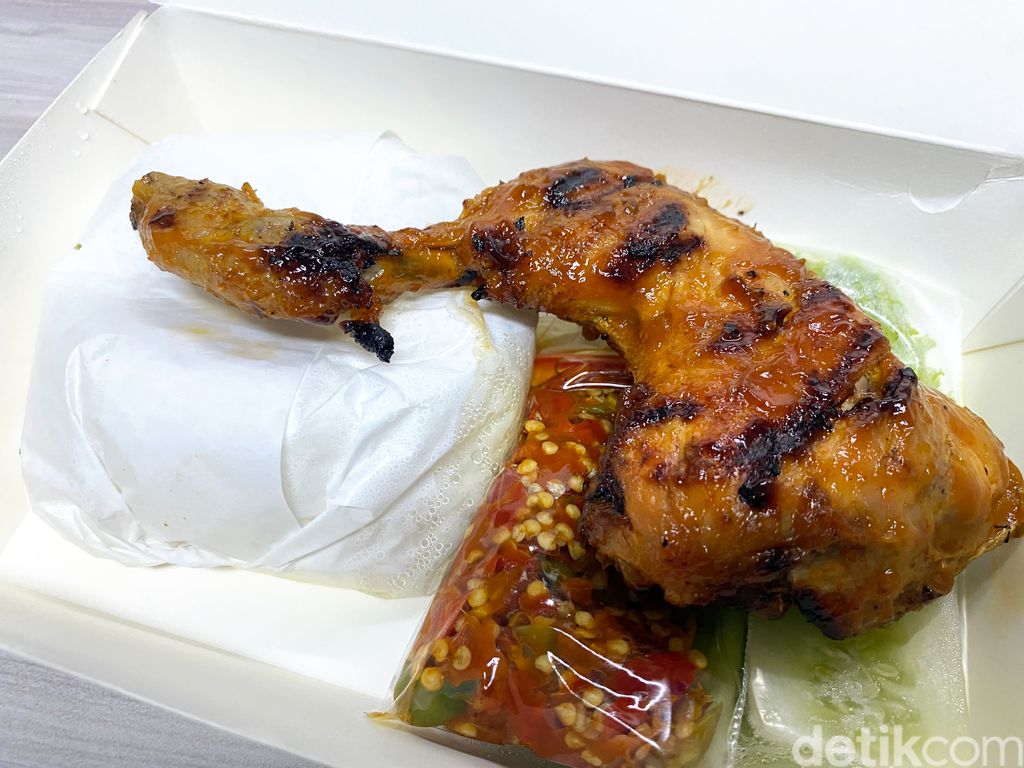 SeeJontor : Huaah! Enaknya Ayam Bakar  Sambal Super Pedas di Kantin DPR