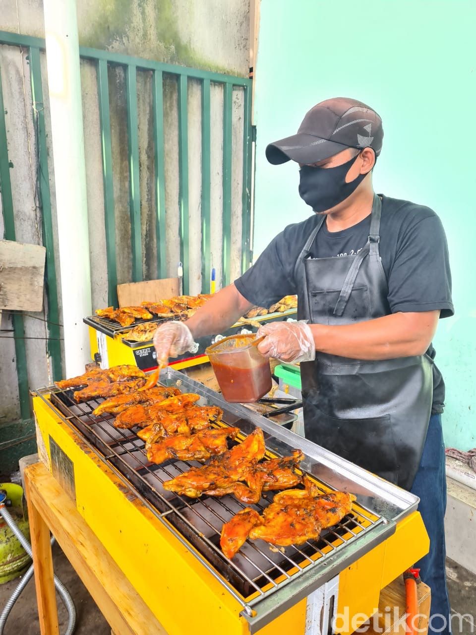 SeeJontor : Huaah! Enaknya Ayam Bakar Sambal Super Pedas di Kantin DPR