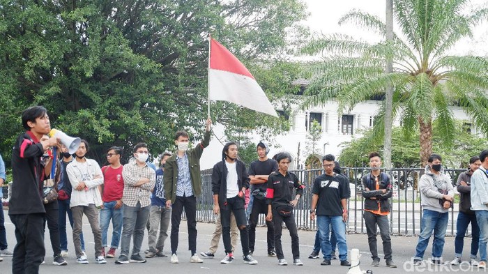 Sejumlah mahasisa gelar demo tolak Omnibus Law.
