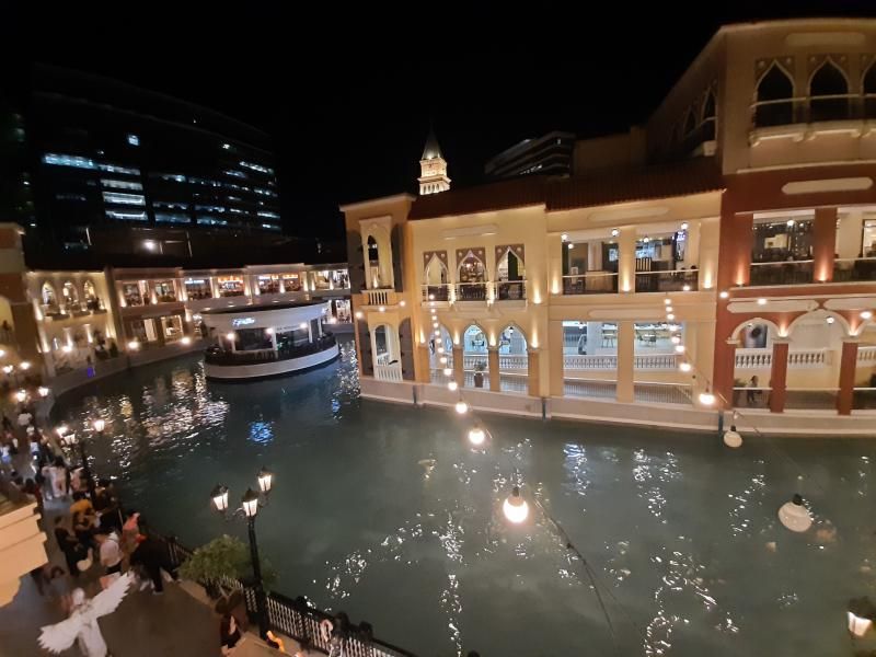 Menikmati naik gondola bak di kanal Venisia ternyata bisa dinikmati di Manila. Begini keseruannya.