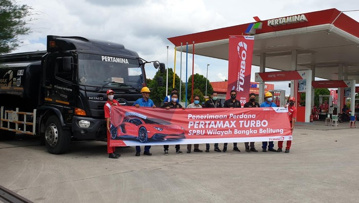 Soft launching penyaluran perdana Pertamax Turbo dilakukan oleh Fuel Terminal Manager Pangkalbalam Syofiyardi dengan didampingi oleh Sales Branch Manager (SBM) Rayon V Bangka Satriyo Wibowo Wicaksono.
