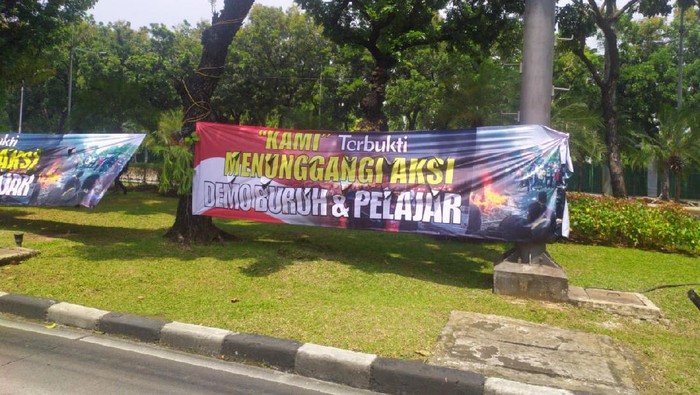 Spanduk KAMI Terbukti Tunggangi Aksi Demo Buruh & Pelajar di Jl Medan Merdeka Barat