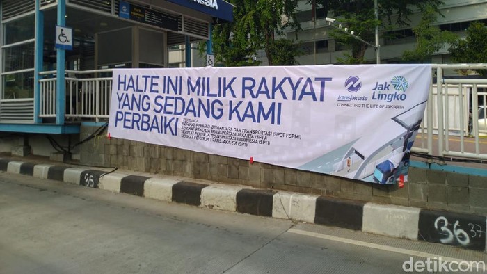 Spanduk yang bertuliskan HALTE INI MILIK RAKYAT YANG SEDANG KAMI PERBAIKI dan KAMI BERBENAH KARENA PENGALAMAN DAN PELAYANAN TERBAIK ADALAH HAK ANDA terpampang di Halte TransJakarta Sarinah, Jalan MH Thamrin, Jakarta Pusat, Senin (12/10/2020).