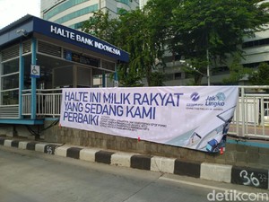Spanduk Halte Ini Milik Rakyat Terpasang di Halte TransJ Usai Demo Ricuh