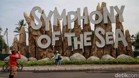 Sejumlah warga beraktivitas di kawasan Pantai Ancol, Jakarta Utara, Senin (12/10).  
