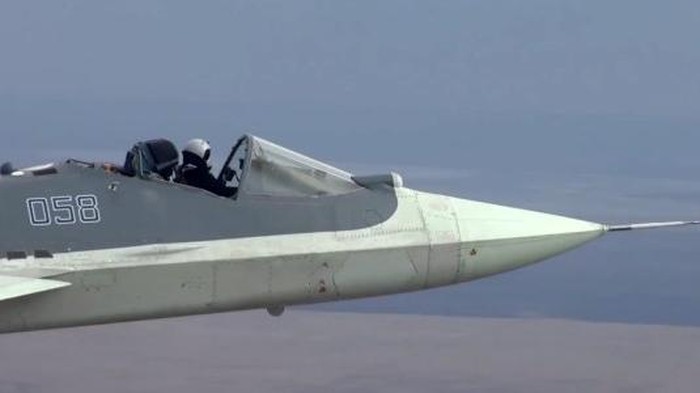 Pesawat sukhoi yang diterbangkan tanpa kanopi jendela.