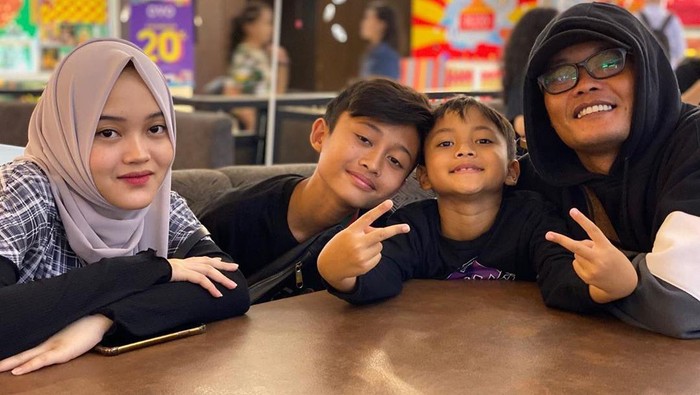 Kemesraan Sule dan Nathalie Holscher saat BBQ-an Bareng