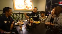 Sebelum kabar pernikahan Sule dan Nathalie Holscher, kedua memang sering menghabiskan waktu bersama. Terutama saat kulineran seperti di restoran steak ini. Foto: Instagram @ferdinan_sule