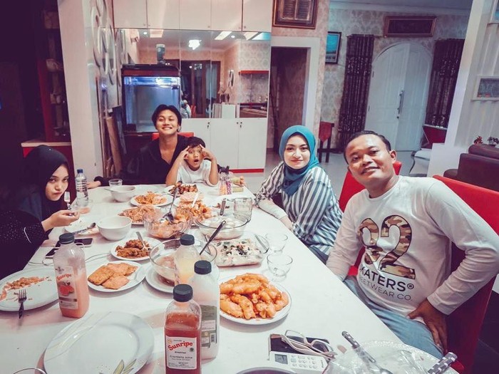 Kemesraan Sule dan Nathalie Holscher saat BBQ-an Bareng
