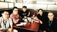 Selain itu, Sule juga sering mengunggah foto nongkrong bersama rekan-rekan kerjanya. Seperti pada foto ini, ia menikmati hidangan bersama Andre Taulany dan Wishnutama. Foto: Instagram @ferdinan_sule