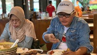 Nah, kalau yang satu ini adalah momen kuliner Sule dengan sang ibu. Mereka tampak asyik menikmati hidangan sesundaan di sebuah restoran. Foto: Instagram @ferdinan_sule