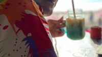 Berbeda dengan momen kuliner Sule yang satu ini. Ia tampak menikmati minuman segar saat tengah liburan. Foto: Instagram @ferdinan_sule