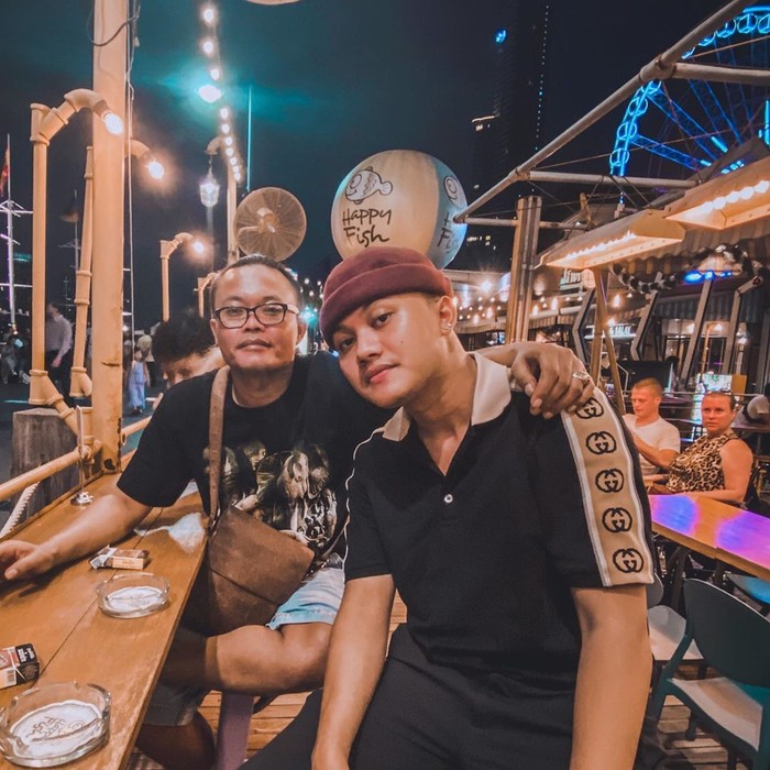 Kemesraan Sule dan Nathalie Holscher saat BBQ-an Bareng