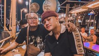 Setelah bercerai dengan almh Lina, komedian Sule memang kerap dikabarkan dekat dengan beberapa wanita. Mulai dari Naomi Zaskia hingga pramugari cantik. Foto: Instagram @ferdinan_sule