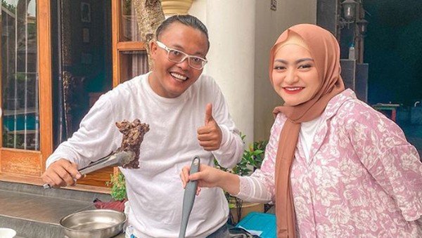 Kemesraan Sule dan Nathalie Holscher saat BBQ-an Bareng