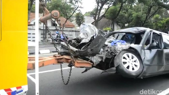 Tabrakan Truk Melawan Sedan di Purwodadi, Satu Orang Tewas, Truk Terjun ke Sungai