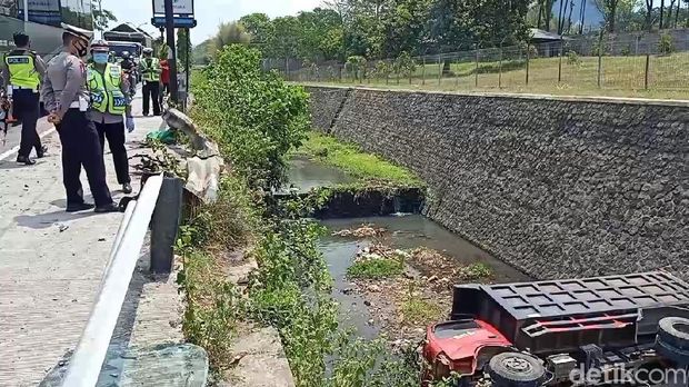 Tabrakan Truk Melawan Sedan di Purwodadi, Satu Orang Tewas, Truk Terjun ke Sungai