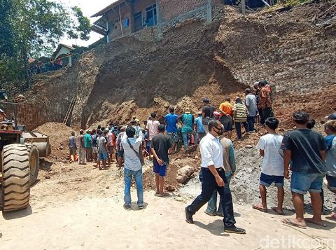 Tanah longsor menerjang Desa Soco, Kecamatan Dawe, Kabupaten Kudus, Senin (12/10/2020).