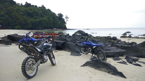 Pantai Jerangkat terletak di Desa Ketap, Kecamatan Jebus, Kabupaten Bangka Barat dan merupakan obyek wisata alam yang mulai dikenal sebagai destinasi untuk dikunjungi masyarakat.