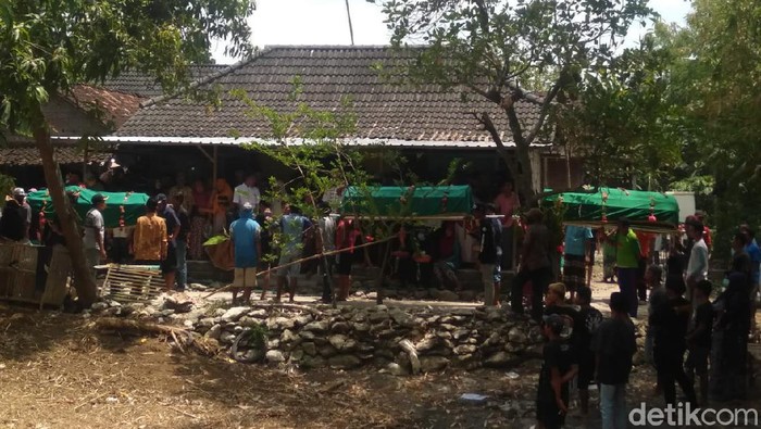 Satu keluarga di Bojonegoro tewas tersetrum jebakan tikus beraliran listrik. Jenazah empat korban dimakamkan berjajar.
