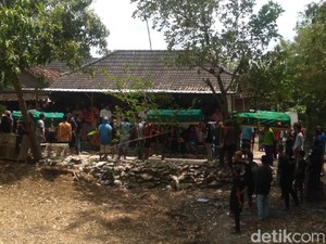 Satu Keluarga yang Tewas Tersetrum Jebakan Tikus Dimakamkan Berjajar