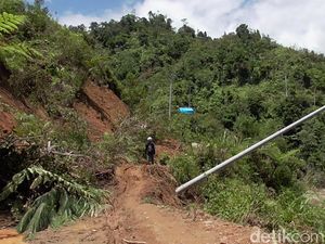 Video Warga Mamasa Terisolir Longsor Selama Empat Hari