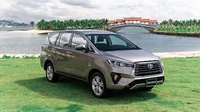 Toyota kini juga menyeragamkan perlengkapan pada 3 tipe, Venturer, V, dan G. Misal di sistem penerangan, lampu depan Venturer dan tipe 2.0 G kini ditingkatkan menjadi sama dengan versi 2.0 V, yang menggunakan kombinasi bohlam dan LED. Selain itu, arah lampu kini juga bisa disetel secara elektrik, dan terakhir lampu kabutnya menggunakan jenis LED. Foto: Otosaigon