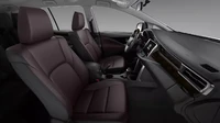 Bicara harga, Toyota Innova facelift di Vietnam dibanderol paling murah sekitar VND 750 juta atau setara Rp 475,9 juta, sementara varian termahalnya dijual VND 997 juta atau sekitar Rp 632,6 juta. Foto: Otosaigon