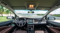 Bicara mengenai ubahan, Toyota Innova facelift kini dilengkapi tombol start stop system pada varian Venturer dan tipe G, sensor parkir di semua 4 varian, kamera mundur untuk tipe G dan E, juga sistem infotainment dan sistem bantuan parkir untuk tipe E yang ditujukan untuk segmen fleet (armada). Foto: Otosaigon