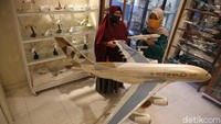 Branch Manager Mandiri Syariah Kelapa Dua Depok Niken Larasati (kanan) dan pemilik UKM miniatur pesawat Nurhayati (kiri) saat melihat produk miniatur pesawat terbang di Galeri Anglo Air Craft Model, Cibinong, Kabupaten Bogor, Jawa Barat, Senin (12/10/2020).