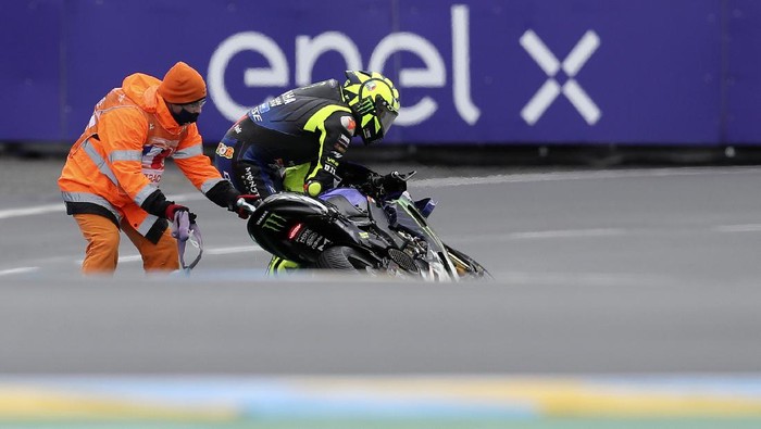 Italian rider Valentino Rossi of the Monster Energy Yamaha MotoGP after crashing during the MotoGP race of the French Motorcycle Grand Prix at the Le Mans racetrack, in Le Mans, France, Sunday, Oct. 11, 2020. (AP Photo/David Vincent)