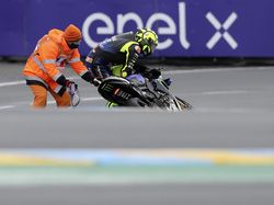 Apes! Valentino Rossi Hat-trick Crash lalu Kena Corona