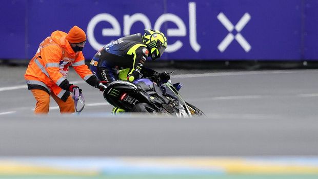 Italian rider Valentino Rossi of the Monster Energy Yamaha MotoGP after crashing during the MotoGP race of the French Motorcycle Grand Prix at the Le Mans racetrack, in Le Mans, France, Sunday, Oct. 11, 2020. (AP Photo/David Vincent)
