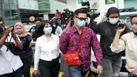 Vanessa Angel bersama Bibi Ardiansyah saat ditemui di PN Jakarta Selatan pada Senin (12/10). Pool/Palevi S/detikFoto.