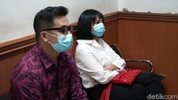 Setiap sidang, Bibi selalu ada di sebelah Vanessa dan memberikan dukungan. Pool/Palevi S/detikFoto.
