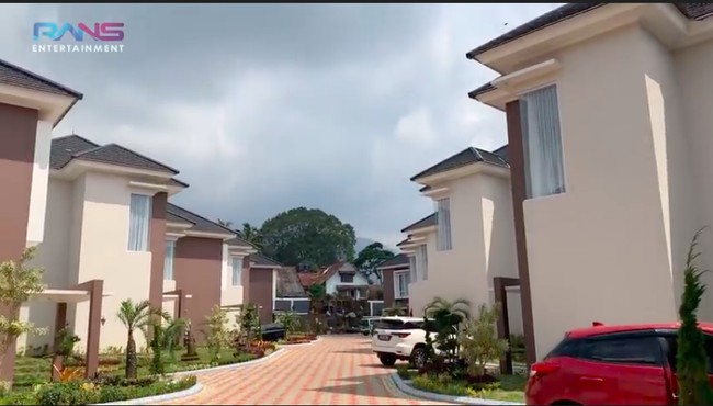 Syekh Ali Jaber menamai kompleks villa yang berkonsep resor tersebut Marseillia Hills Resort. Marseillia nama kota di Prancis, kata Syekh Ali Jaber ketika ditanya Raffi tentang alasan di balik nama villanya. (Foto: YouTube/Rans Entertainment)