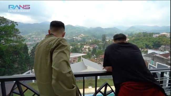 Di lantai atas, terdapat balkon yang menyajikan panorama perbukitan di kawasan Puncak. (Foto: YouTube/Rans Entertainment)
