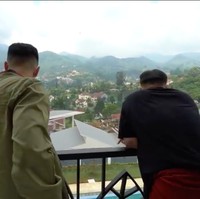 Di lantai atas, terdapat balkon yang menyajikan panorama perbukitan di kawasan Puncak. (Foto: YouTube/Rans Entertainment)