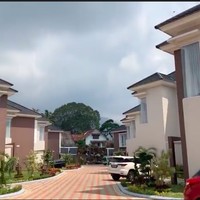 Syekh Ali Jaber menamai kompleks villa yang berkonsep resor tersebut Marseillia Hills Resort. Marseillia nama kota di Prancis, kata Syekh Ali Jaber ketika ditanya Raffi tentang alasan di balik nama villanya. (Foto: YouTube/Rans Entertainment)