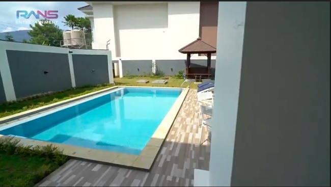Fasilitas pelengkap lainnya antara lain sebuah gym dan taman. Tidak ketinggalan sebuah kolam renang. (Foto: YouTube/Rans Entertainment)