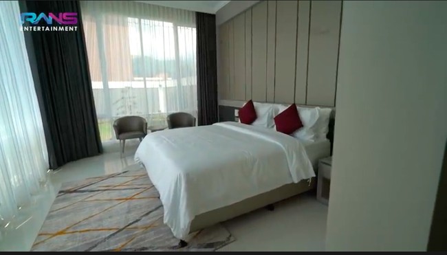 Setiap rumah terdiri dari beberapa kamar, lengkap dengan kamar mandi dan dapur. Ada yang tiga, ada juga empat kamar. Tarifnya 2-3 juta per malam, ungkap Syekh. (Foto: YouTube/Rans Entertainment)
