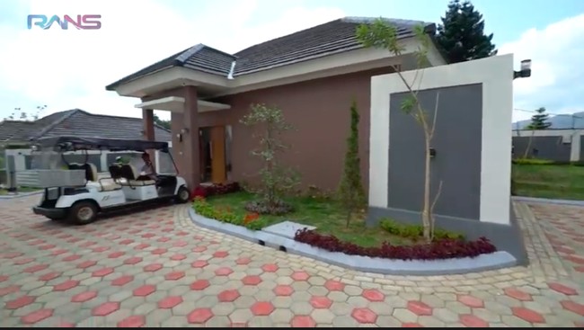 Ada 17 rumah di dalamnya. Namun, terdapat sebuah suite khusus yang didedikasikan bagi pasangan yang baru menikah. (Foto: YouTube/Rans Entertainment)