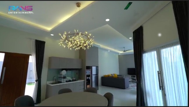 Penampakan dapur dan ruang makan di salah satu villa Syekh. Interior bernuansa minimalis semakin mempertegas atmosfer kemewahan villa tersebut. (Foto: YouTube/Rans Entertainment)