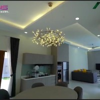 Penampakan dapur dan ruang makan di salah satu villa Syekh. Interior bernuansa minimalis semakin mempertegas atmosfer kemewahan villa tersebut. (Foto: YouTube/Rans Entertainment)
