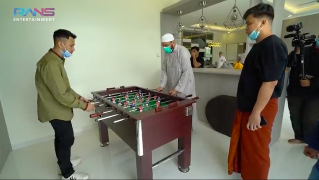 Untuk hiburan, Syekh juga memanjakan tamunya dengan foosball. (Foto: YouTube/Rans Entertainment)