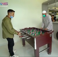 Untuk hiburan, Syekh juga memanjakan tamunya dengan foosball. (Foto: YouTube/Rans Entertainment)