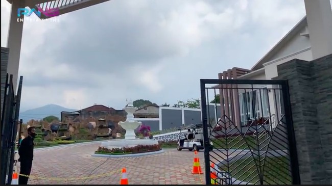 Belum lama ini, Raffi Ahmad berkunjung ke kompleks villa yang berada di kawasan Puncak, Cisarua, Bogor, ini. Bak di istana, tamu langsung disambut sebuah air mancur bergaya klasik yang berada di tengah jalan melingkar. (Foto: YouTube/Rans Entertainment)